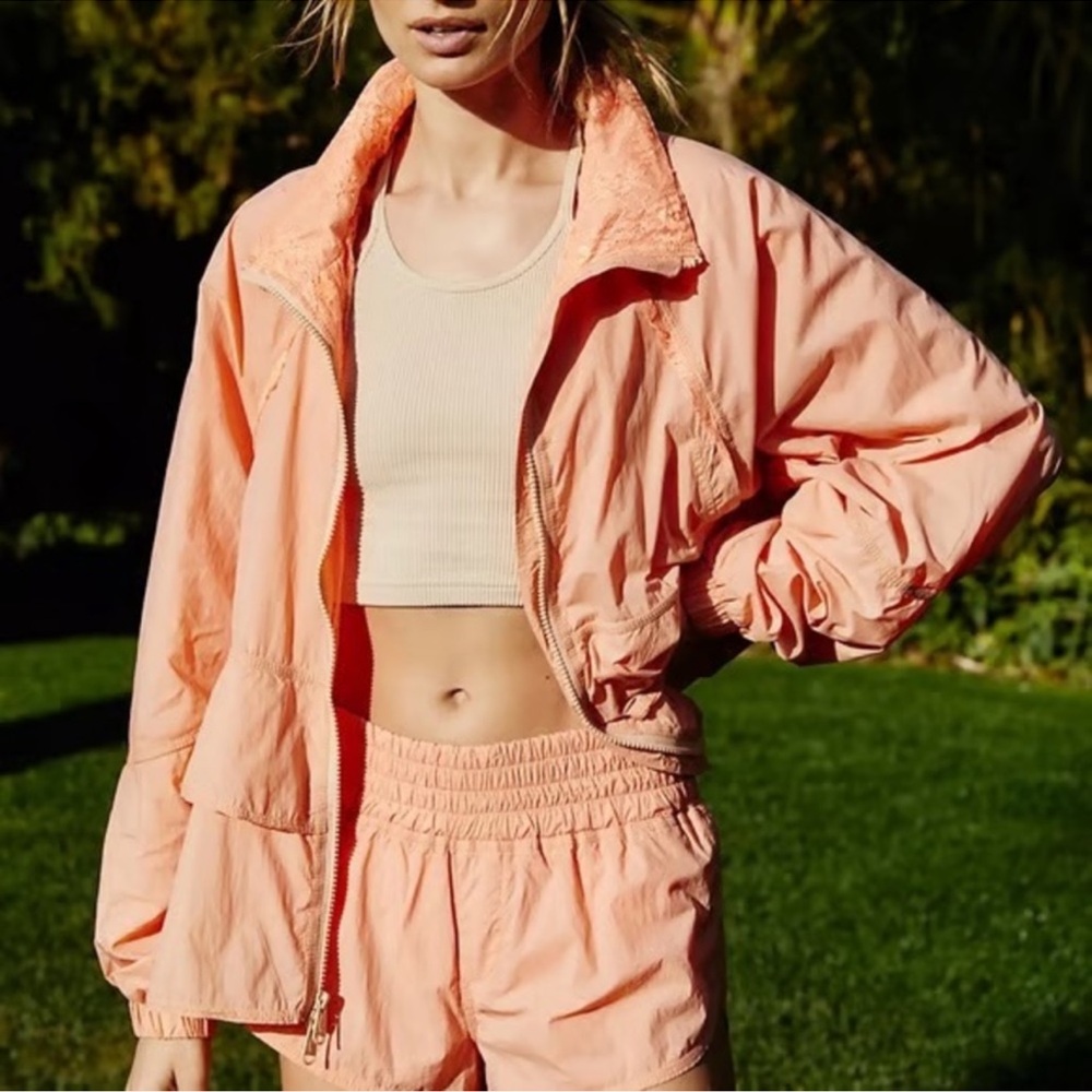 Free People Movement Namaslay
Lightweight Jacket Size L Brushed Apricot